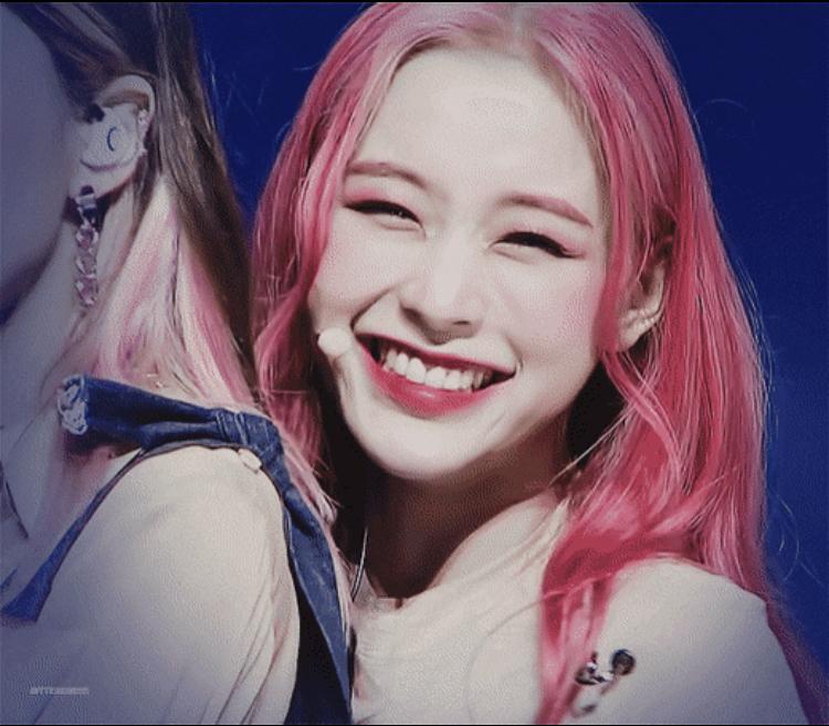 가현 웃는거 짱귀엽다