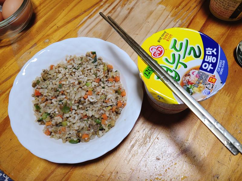 저녁은 소불고기 곤약볶음밥, 컵누들 우동맛. 약간 허전해서 닭가슴살 스테이크 추가.