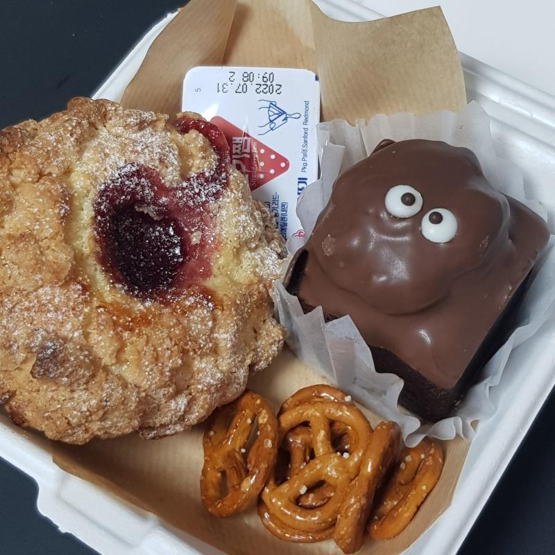 생긴 지 꽤 된 동네카페 처음 갔는데 파운드는 별로고 스콘이 맛있다