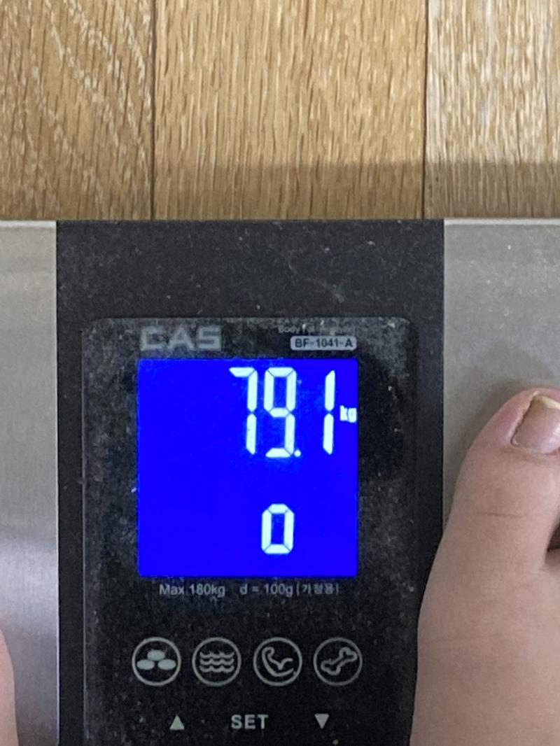 70점대 진입한 기념~ 이제 좀 여유로워 졌으니까 다시 열심히 쓰자 점심 급식 👍 밥 안먹었당 👎 케익 다쳐먹음 저녁 파바 샐러드