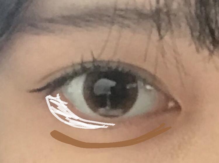 그리구 눈 밑 메이크업 예시를 들기 위해 내 눈을 가져와봤어 🙈 일단 파데나 컨실러로 애굣살 부분까지 다 밝게 커버해 준 다음에 사진 속 하얀색