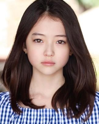 엘라 그로스 닮았는디 눈이랑 눈썹 간격이 좀 다르다 입술도 모양은 비슷한데 좀 통통해서 보정한 거 같아 코보정도 좀 한거같은데