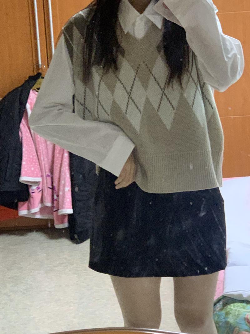 치마입을까 하다가 결국 오늘도 똑같이 입어버렸다는 레주입니다