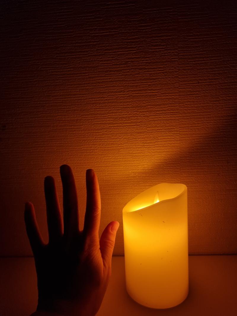 내 손이랑 비교!내손이 또래에 비해서 작긴 한데 초도 그렇게 작은게 아니야 지금 측정해보니 세로 12.5cm 다