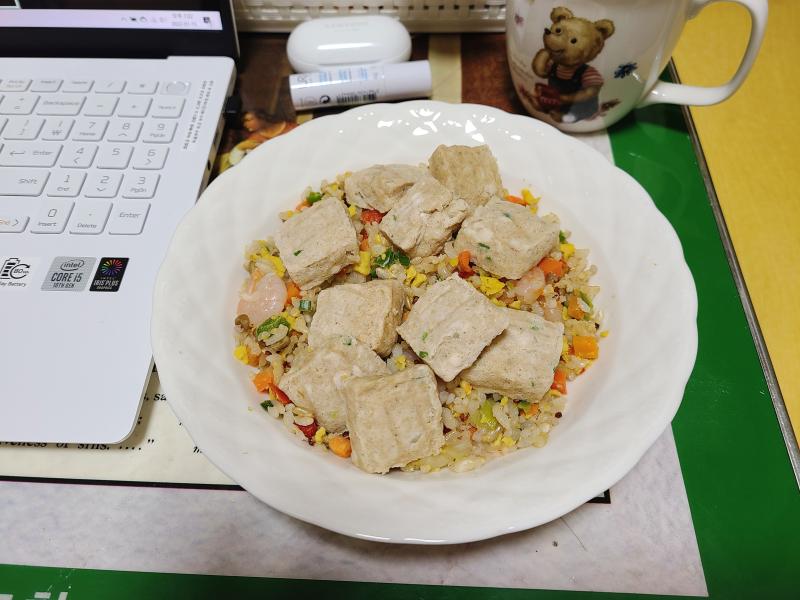 저녁은 새우 계란 곤약볶음밥, 닭가슴살 큐브.