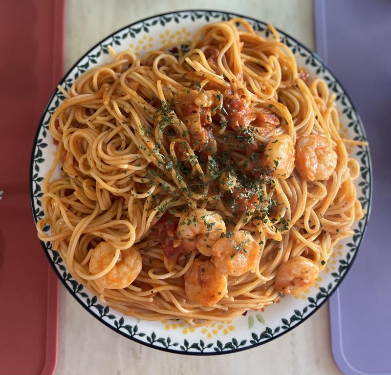 엄마랑 새우 토마토 스파게티 만들었다 🍝 엄마랑 나눠 먹었는데 양이 엄청 많아서 나중에 둘다 포만감에 허덕였다 처음 해봤는데 생각보다 쉬워서 다