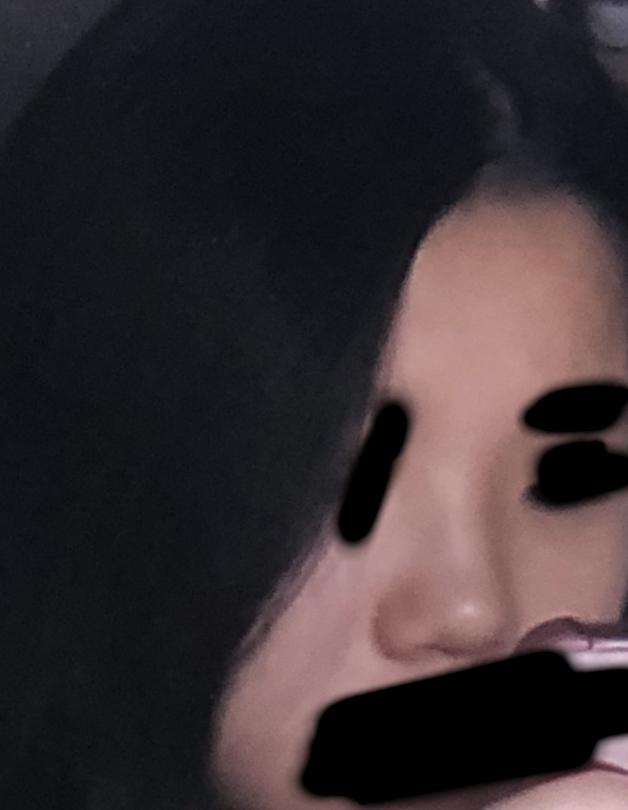 약간 옆모습..
