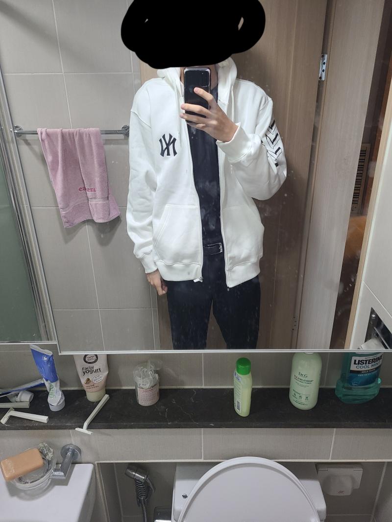 질문 2 : 동생이 호시탐탐 노리는 이 MLB 후드집업은 어떤 코디를 해야 잘 어울릴까? 뭔가 매치가 되는 옷이 잘 안보여서