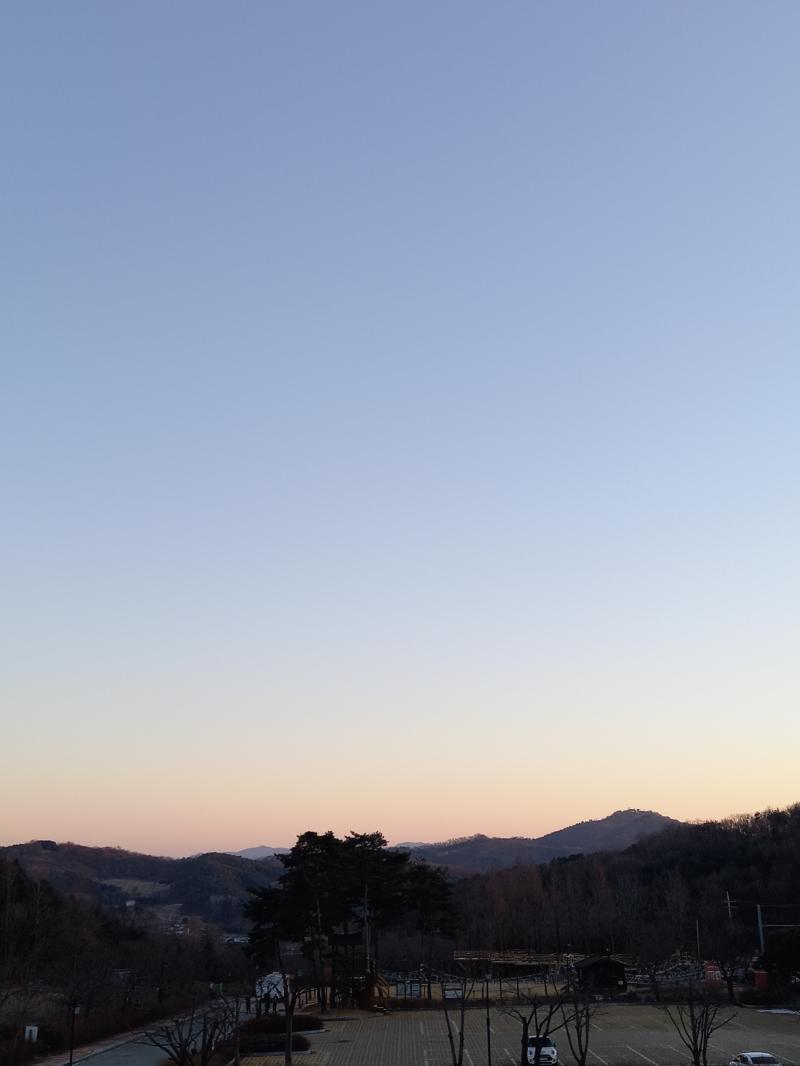 첫짤은 겨울하늘이고 아래 짤은 작년 가을에 산가서 찍은거야! 하늘 이쁘더라ㅎㅎ