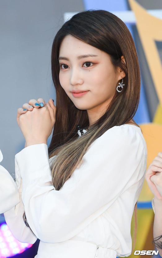 진짜 딱 얼굴형이 이렇구 광대도 있는거랑 턱 짧고 둥글기까지 한게 완전 비슷해...!