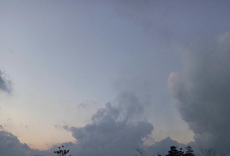 일주일 전에 찍은 하늘로 분위기 산뜻하게 해보기