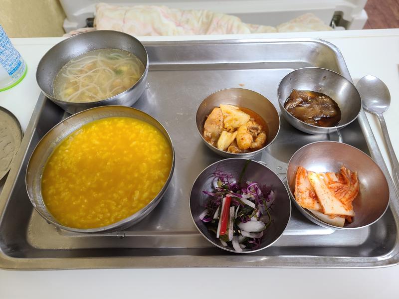 오늘 저녁은 드디어 죽 먹음. 항상 느끼는거지만 병원밥은 맛이 없어.