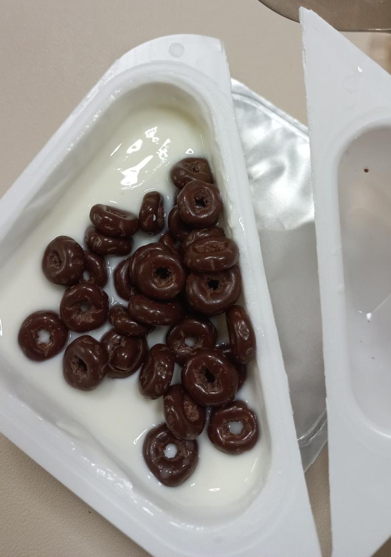어제 비요뜨먹다가 그 초코링 있는 부분 뽀갈냄