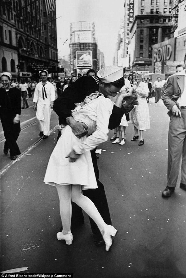 사진 V-J Day in Times Square. 흔히 '종전키스' 라고 불리던 이 사진은 2차대전 끝물이던 1945년 8월 어느날 타임스퀘어에
