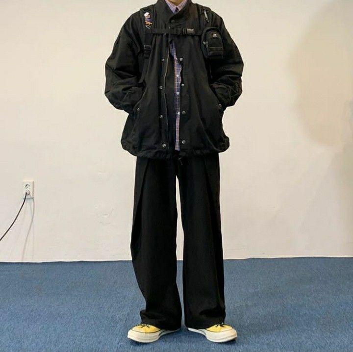 >>7 지금 있는 옷 보니까 올블랙 스트릿쪽으로 가는 게 좋을 것 같은데 바지 중에 통 좀 넓은 바지 있어? 사진처럼 근데 이 스타일이 남자들이