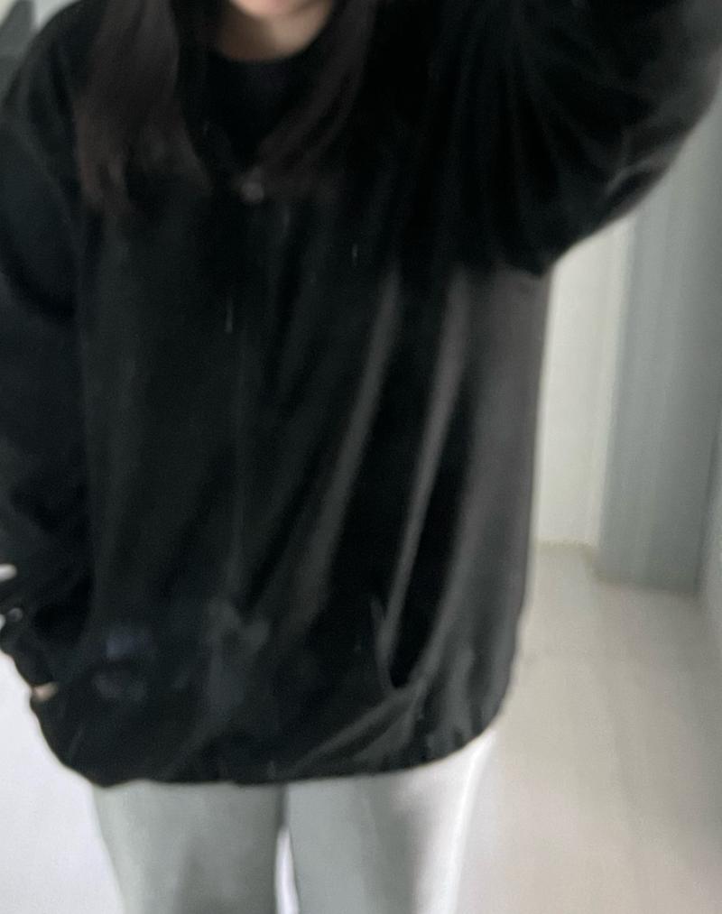 약간 요 정도의 애매한 핏...과 수많은 검정 옷들이야