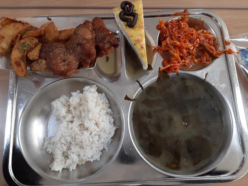 개학해서 오랜만에 급식! 케이크가 미역국에게 공격당했어... 윗부분만 먹었당
