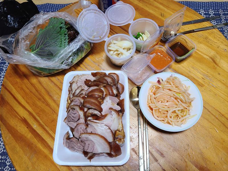 저녁은 족발.