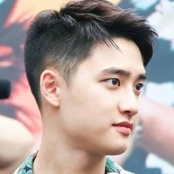 사진처럼 짧은 머리에 사진같이 생겼었어