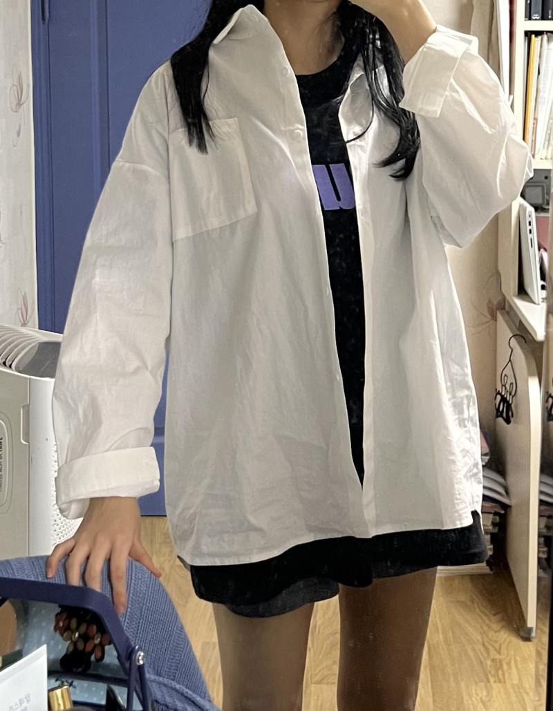 얘들아 하는김에 다른 코디들도 좀 봐주라 유튜브에서 입으란대로 입었는데 왜 이상한걸까 두번째 사진은 셔츠는 하의실종으로 입으라길래 반바지 입은건