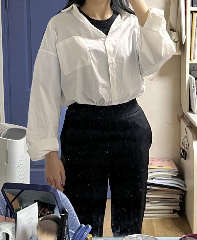 얘들아 하는김에 다른 코디들도 좀 봐주라 유튜브에서 입으란대로 입었는데 왜 이상한걸까 두번째 사진은 셔츠는 하의실종으로 입으라길래 반바지 입은건