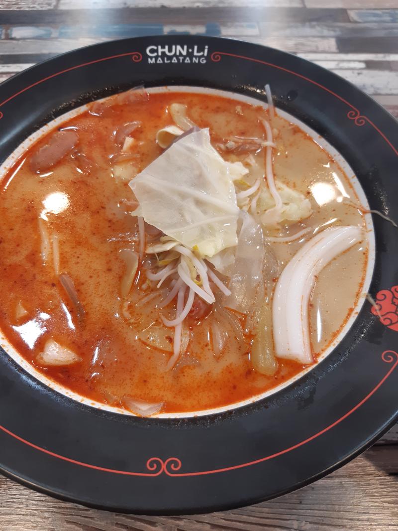 마라탕 혼밥했당 새우가 다 떨어진것같아서 숙주나물 양상추 분모자 중국당면 옥수수면 비엔나 햄 건두부 수제비 떡만 넣어먹었음ㅠㅠㅠㅠ 혼밥이라서 그
