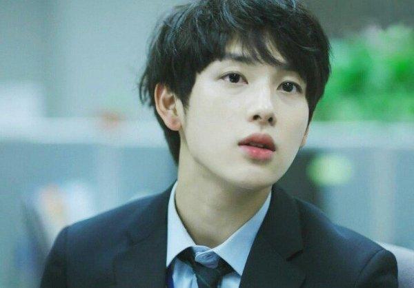엔시티 윈윈 배우 임시완 진짜 겁나 닮음 느낌도 비슷해서 첨엔 똑같은 사람인줄 알았음 이런 사람이 세상에 둘이라니...