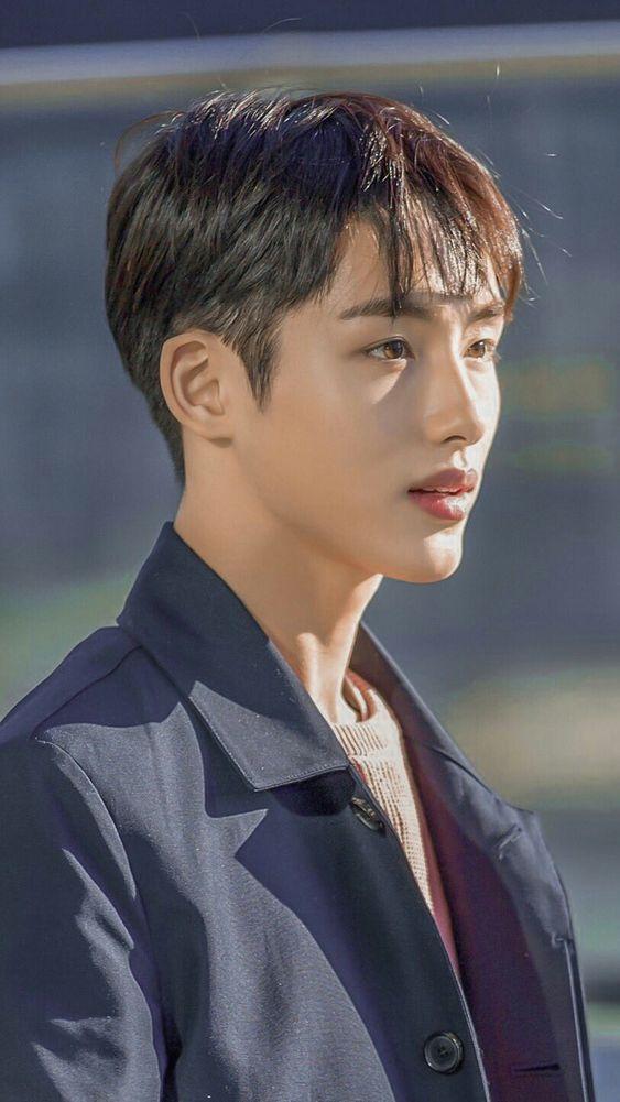 엔시티 윈윈 배우 임시완 진짜 겁나 닮음 느낌도 비슷해서 첨엔 똑같은 사람인줄 알았음 이런 사람이 세상에 둘이라니...