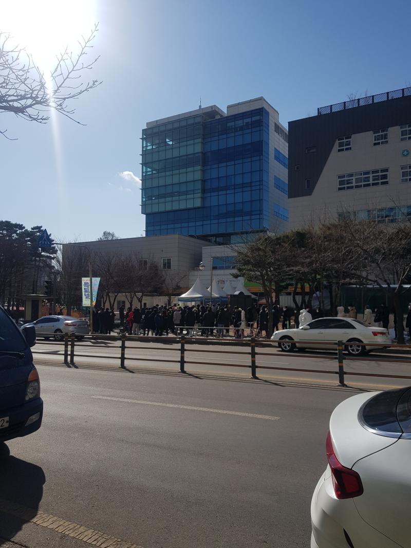 나 보건소 바로 앞에 사는데 증상 있는 사람들 검사하러 줄 선거 보고 기함함 존나 많아
