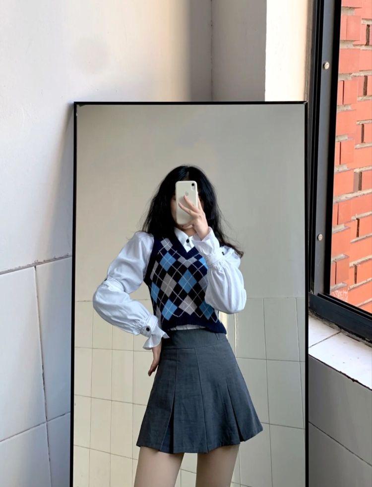 2번! 이런 종류처럼 약간 가디건같은 흰 옷에 조금 달라붙는 조끼입는거