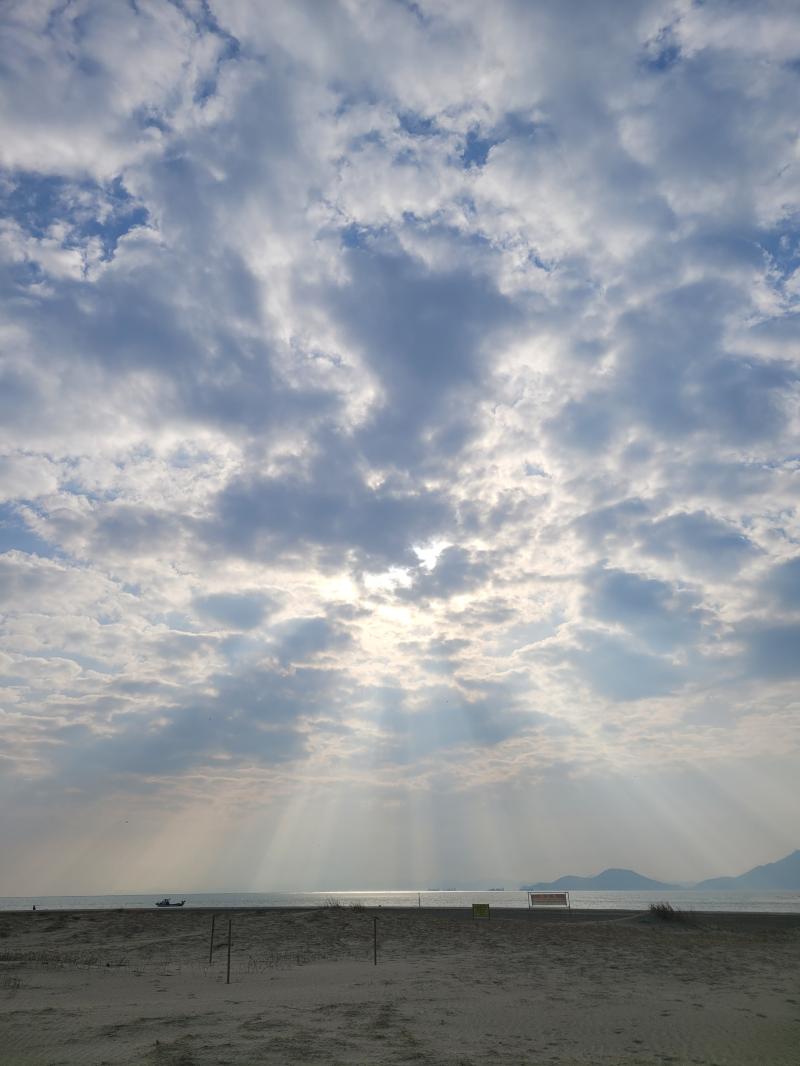 아 몰라여 하늘이 꽤나 성스러움 아이고 언제 돌아간디야 빨라도 두시간 걸어야하는디ㅋㅋㄱ큐ㅠㅠㅠ