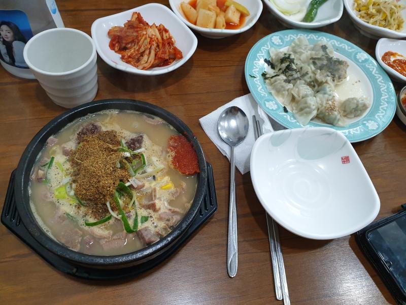 초등학교 근처가 찐 맛집이라는 정보를 토대로 공주네국수 집을 왔는데 진짜 맛있었다bb 마지막에 순대모둠 시켰는데 순대랑 간 다 맛있었음bb 배불