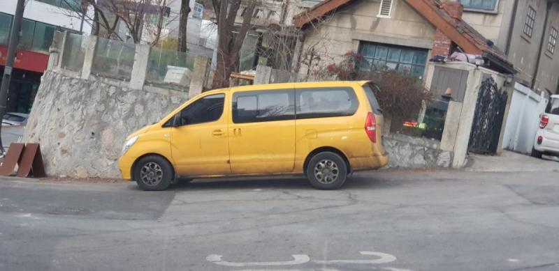 자동차 사진 찾아왔어. 저런식의 노란색 자동차였어. 어린이집, 유치원, 학원 버스 같은건 아니였고