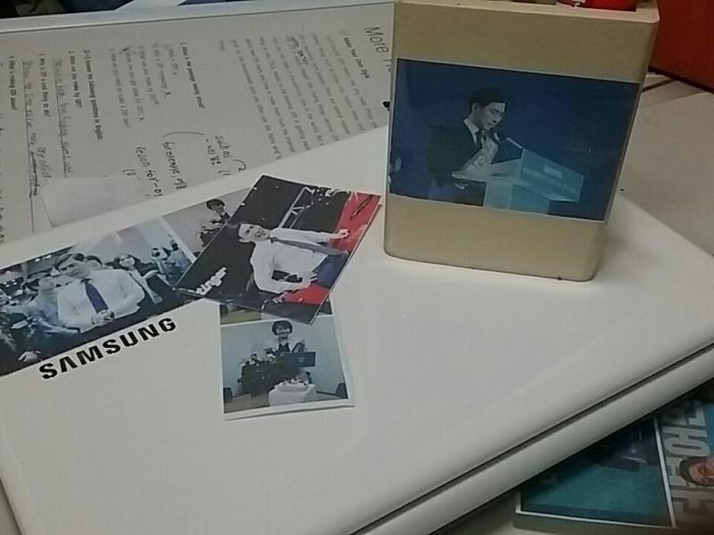 굿즈가 없으니까(당연함 아이돌 아니라 정치인임) 그때 아이돌 좋아했던 친구한테 배워서 스티커 용지 사다가 저렇게 붙이고다님;;