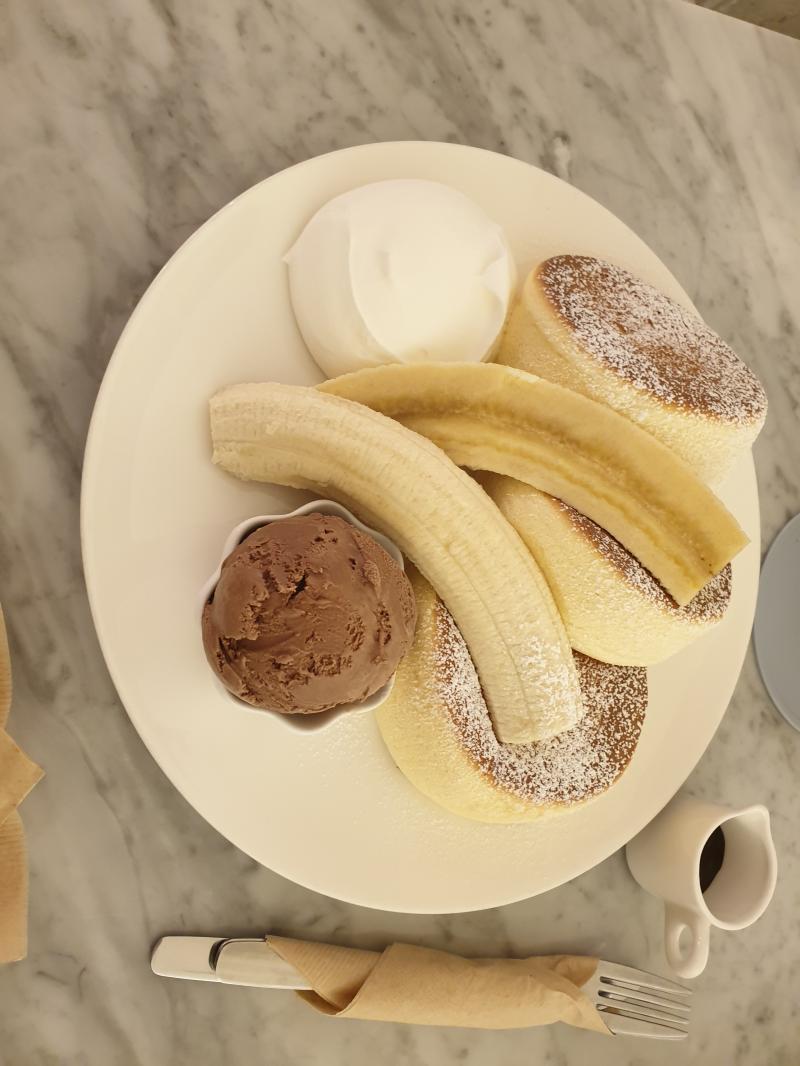 아인슈페너 따뜻하게 마시는 거 처음이었는데 너무나도 믹스커피 맛이었던 ㅋㅋㅋㅋㅋ 그래도 좋았고 수플레 팬케이크 사진은 원래 방향으로 하기 귀찮았