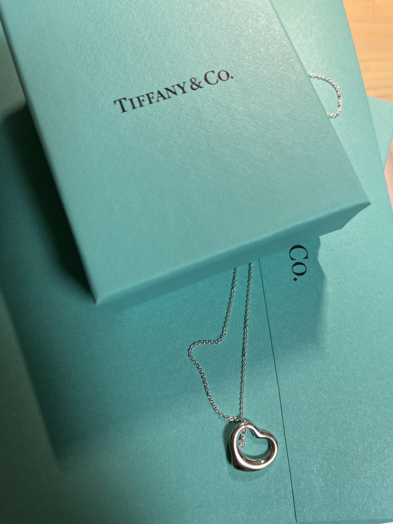 my new bridget jones necklace❤️