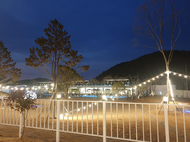 글램핑 다녀옴~! 즐거웟다 딱히 할 말이 이거밖에 없네 ㅋㅋㅋㅋ 그리고 잘 때 내가 맨 바깥쪽이였는데 텐트 밑부분 지퍼를 안 잠궈서 춥더라