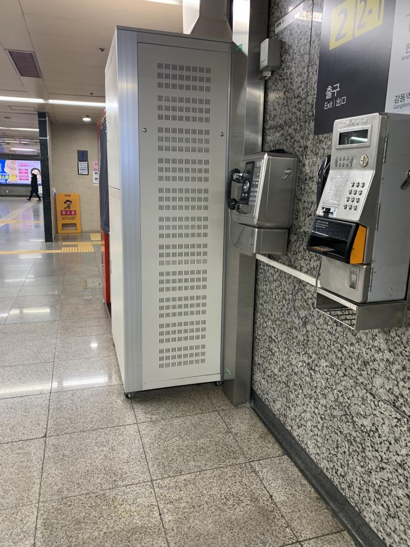 자 강동역 2번출구쪽에 이렇게 막 이상한 기계, 증사 기계, 공중전화 부스가 있으