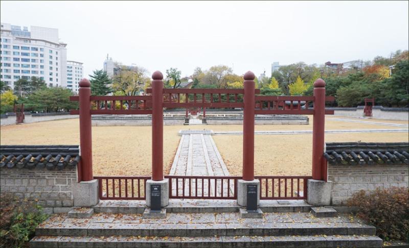 오 수도 생각나서 말인데 세계수는 당산나무같은 모습이고 그 아래에 사직단 같은 제사 지내는 곳이랑 당산나무를 모시는 서낭당이 있고 거기에서 조금