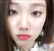 왼) 꼬막눈 막힌눈 오) 트인눈 시원한 눈 꼬막눈이고 막힌눈이라고 해서 다 못생긴 건 아님 트이고 시원한 눈도 화장 잘못하면 답답해보이고 꼬막눈
