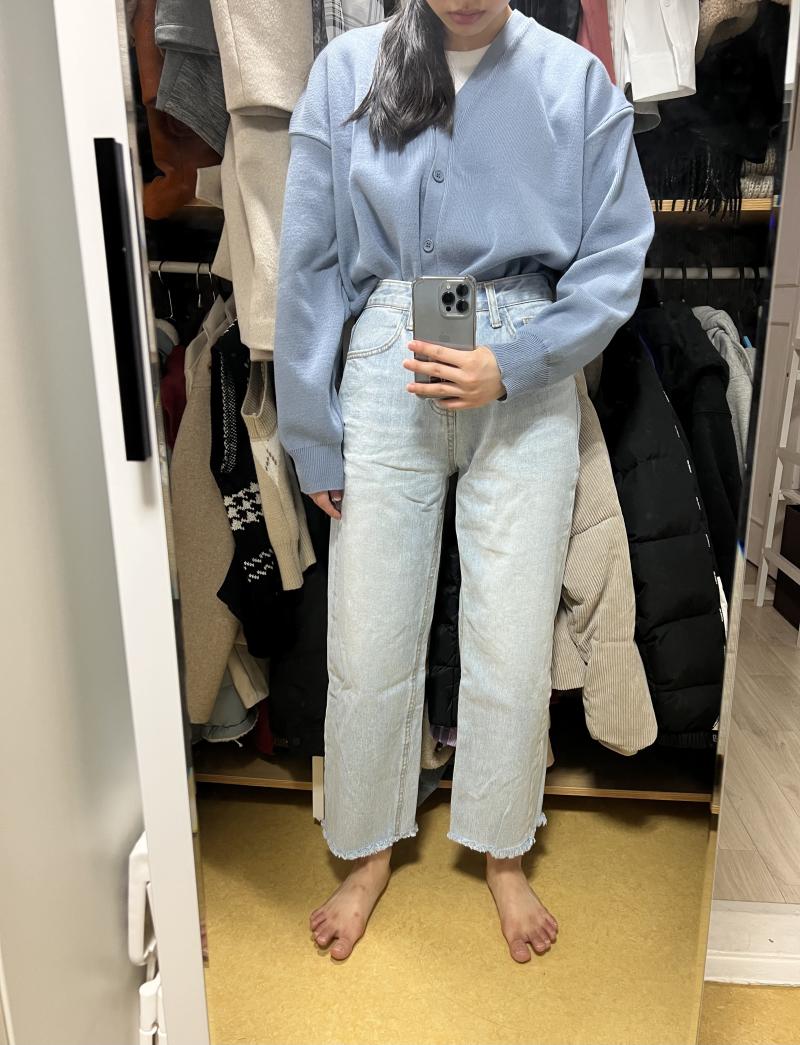 >>5 >>7 일단 연청 흑청 백....청?? 하얀바지 세개 다 입어봤어!!! 내가 사진 진짜 못찍는점 유의...^^