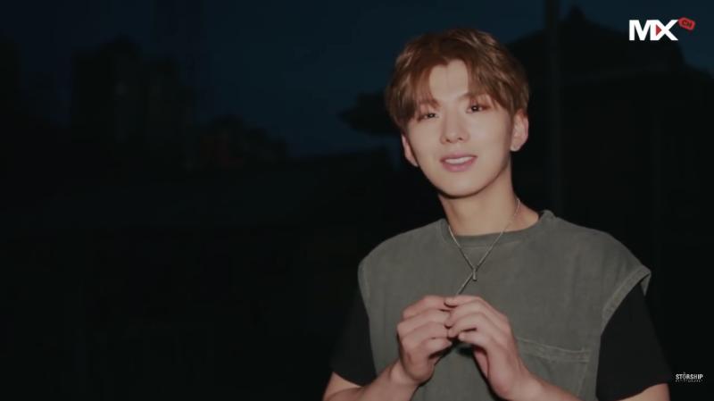 저번에도 말했지만 나는 이렇게 밤에 플래시 키고 찍는 거 좋아해 뭔가 폴라로이드 감성…? 아무튼 좋다 햇빛 아래서 찍는 것도 좋지만 밤에 플래시
