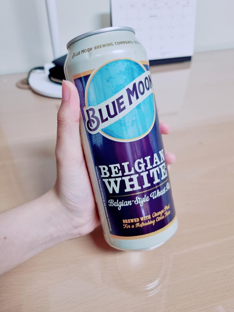 룸메들이랑 각자 자리에 앉아 노트북+폰 보다 팔 쭉 뻗어서 맥주캔으로 짠 하고 다시 각자 볼 거 보기