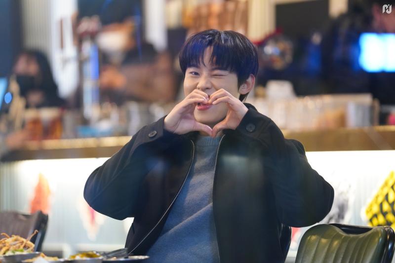존나.... 김성철 존나 내취향인데 진심 저 사진들 보고 심장이 막 두근거렸음 하지만... 어제 김성철 나이가 내 두배라는 걸 알고 진짜....