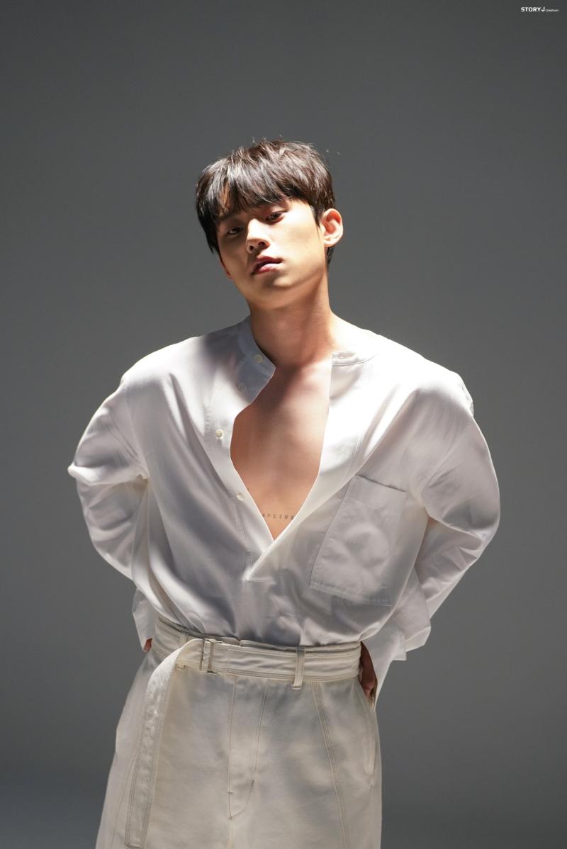 존나.... 김성철 존나 내취향인데 진심 저 사진들 보고 심장이 막 두근거렸음 하지만... 어제 김성철 나이가 내 두배라는 걸 알고 진짜....