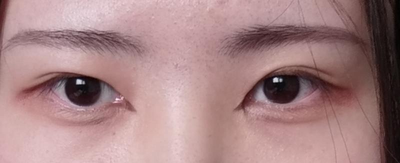 나 쌩눈이 첫짤임... 원래 짝눈끼 있었는데 쌍수하고 나서도 여전히 짝눈이고... 집에 있다가 유튭보고, 갑자기 필 꽂혀서 앞트임 눈화장을 해본