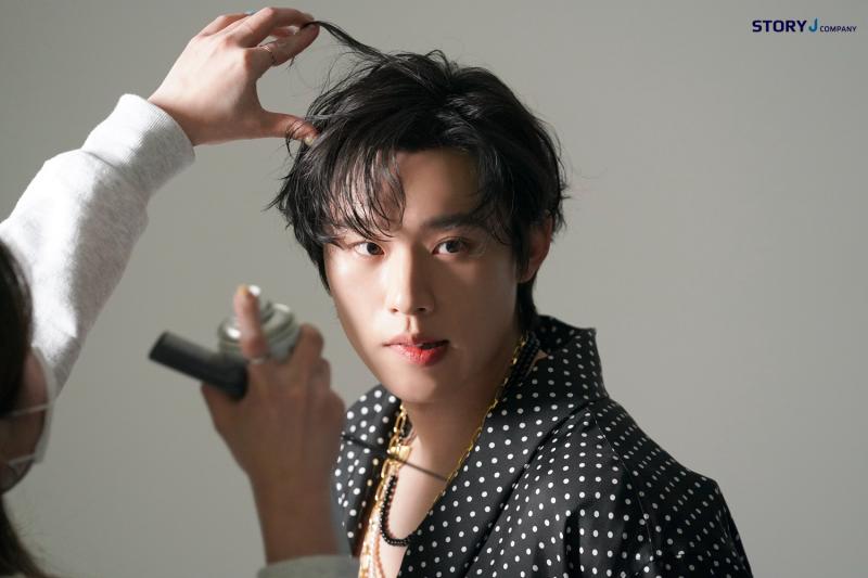 존나.... 김성철 존나 내취향인데 진심 저 사진들 보고 심장이 막 두근거렸음 하지만... 어제 김성철 나이가 내 두배라는 걸 알고 진짜....