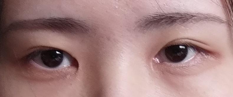 나 쌩눈이 첫짤임... 원래 짝눈끼 있었는데 쌍수하고 나서도 여전히 짝눈이고... 집에 있다가 유튭보고, 갑자기 필 꽂혀서 앞트임 눈화장을 해본