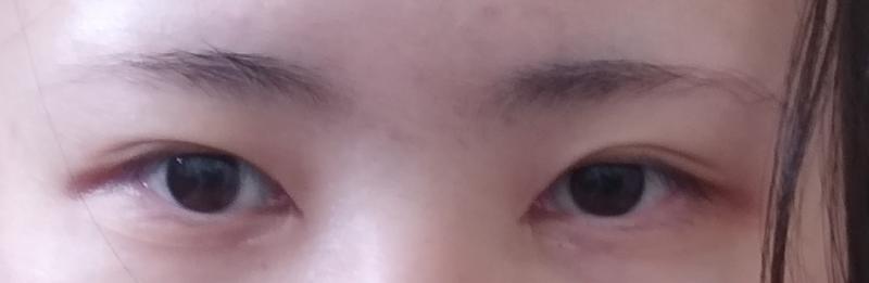 조언 듣고 더 고쳐봤어!! 여기서 나중에 풀메할 때 좀더 연하게 그리고, 짙은색 아이섀도우로 풀어주면 괜찮을까? 일단 어제처럼 아무 화장 안한 