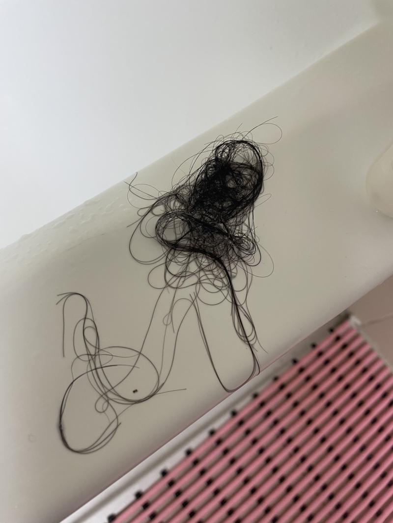 이게 한번 씻고 빠진거임… 이틀만에 씻은거긴 해도 이건 너무하지 않음..? 아빠는 청소년기엔 원래 그렇게 빠진다는데 아무리그래도..